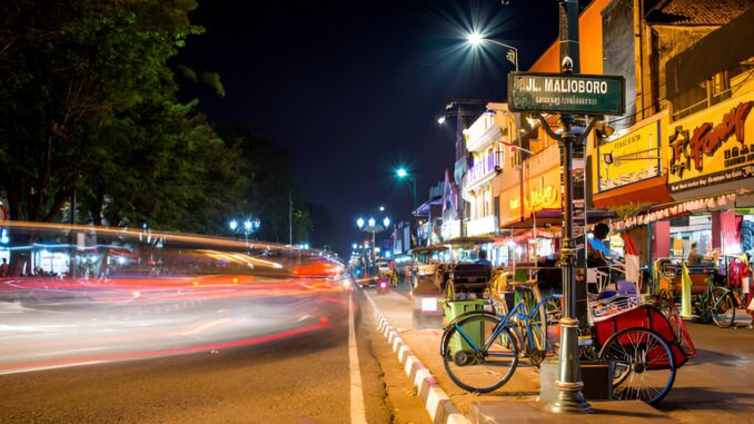 Pemkot Yogyakarta menggelar uji coba full pedestrian Malioboro tiap Rabu danh Kamis. Portal regol ayom bakal diredesain agar ramah disabilitas dan lansia.