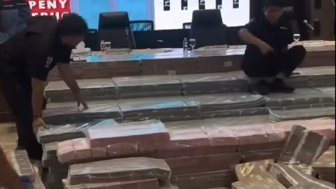 Kejaksaan Agung menyita uang senilai Rp1,003 triliun dari PT PSMI terkait kasus dugaan korupsi pemanfaatan kawasan hutan di areal PT Inhutani V Lampung. Kejaksaan Agung menyita uang senilai Rp1,003 triliun dari PT PSMI terkait kasus dugaan korupsi pemanfaatan kawasan hutan di areal PT Inhutani V Lampung.