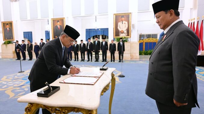 Presiden Prabowo Subianto resmi melantik Suahasil Nazara sebagai Menkeu menggantikan posisi sebelumnya.