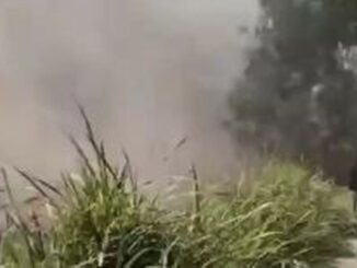 Kebakaran lahan terjadi di lereng Gunung Merapi, Boyolali. Medan jurang yang curam dan akses jalan setapak membuat pemadaman api terhambat.