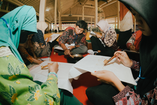 Pemda DIY bersama MUF dan Difabel Zone menggelar pelatihan Membatik Bersama 100 Difabel untuk mewujudkan Yogyakarta sebagai sentra batik difabel yang mandiri.