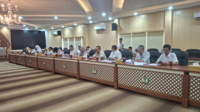 Komisi I DPRD Solo minta Satpol PP segera memindahkan material bangunan ahli waris dari lahan Sriwedari untuk mengamankan aset Pemkot Solo.