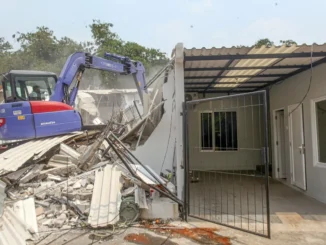 Komisi XIII DPR dan Ditjenpas meninjau Lapas Cibinong, menemukan miras di sel warga binaan serta membongkar 10 bangunan liar di bantaran Ciliwung.