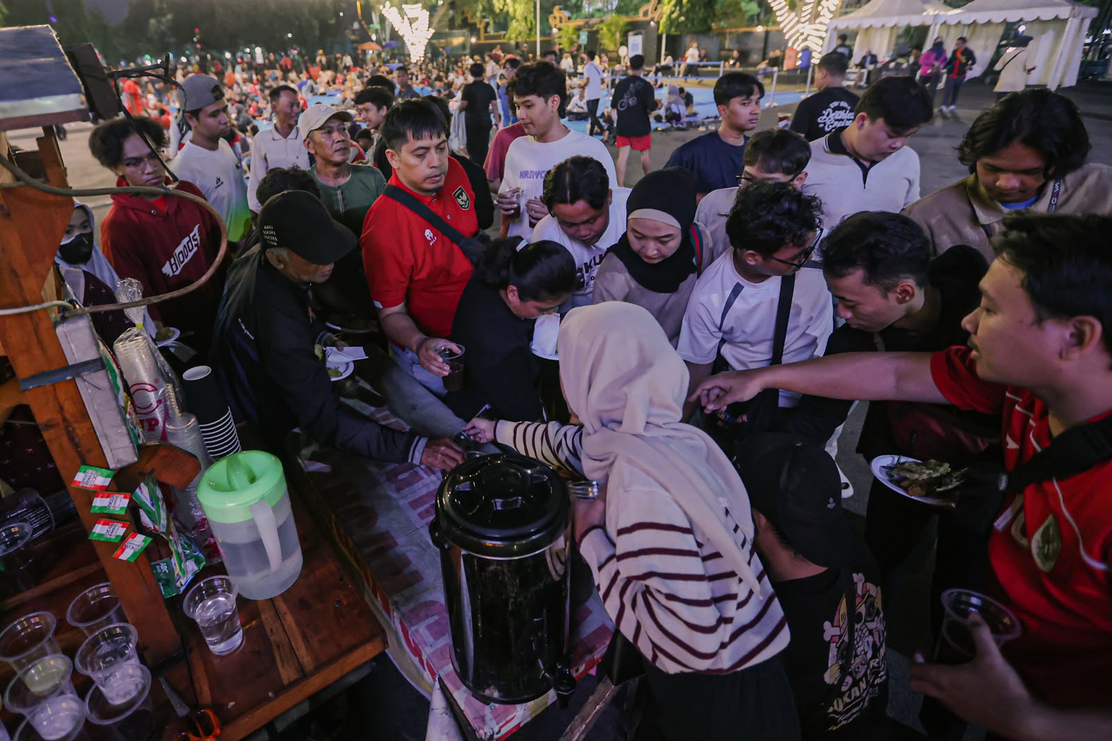 Acara nobar Timnas Indonesia di Halaman Kantor Gubernur Jateng tidak hanya memupuk euforia dukungan, tetapi juga membangkitkan omzet UMKM dan PKL Semarang.
