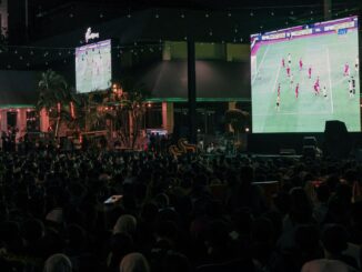 Acara nobar Timnas Indonesia di Halaman Kantor Gubernur Jateng tidak hanya memupuk euforia dukungan, tetapi juga membangkitkan omzet UMKM dan PKL Semarang.