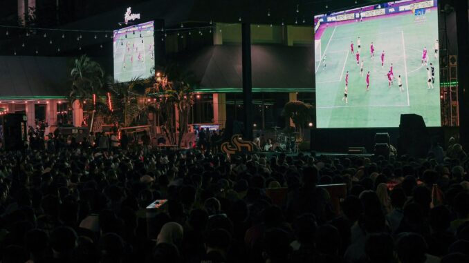 Acara nobar Timnas Indonesia di Halaman Kantor Gubernur Jateng tidak hanya memupuk euforia dukungan, tetapi juga membangkitkan omzet UMKM dan PKL Semarang.