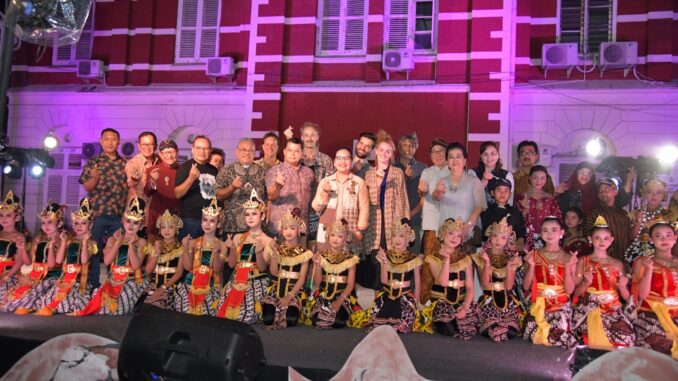 Wali Kota Semarang Agustina Wilujeng menegaskan komitmen pelestarian budaya lewat Wayang On The Street di Festival Kota Lama 2026.