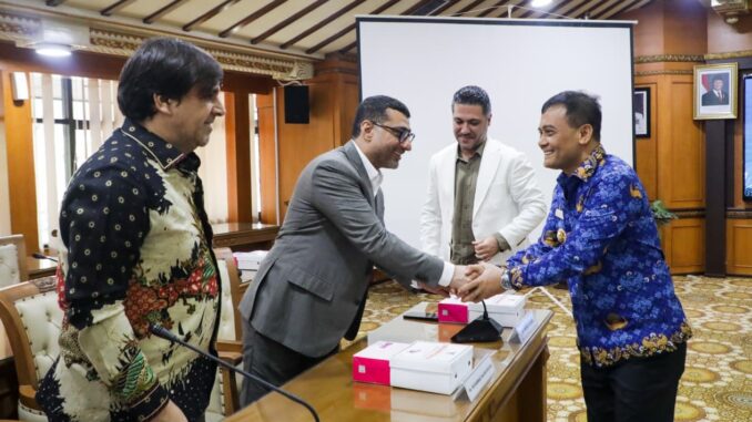 Pembangunan mini refinery Rp5 triliun di Jepara resmi berlanjut. Investor asal Dubai memuji gerak cepat Gubernur Jateng Ahmad Luthfi.
