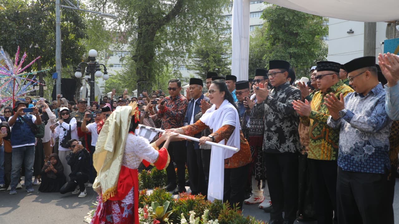 Ribuan kafilah dari 38 provinsi memadati Kota Semarang dalam Pawai Ta’aruf MTQ Nasional XXXI 2026. Simak kemeriahan dan tanggapan Wali Kota Agustina Wilujeng.