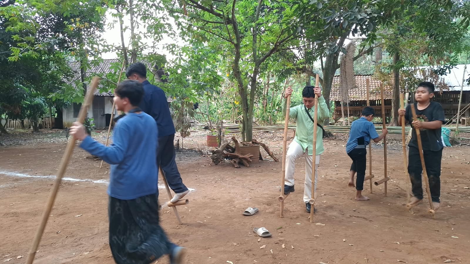 Kafilah MTQ Nasional XXXI diajak refreshing ke Desa Wisata Kandri dan Goa Kreo Semarang. 