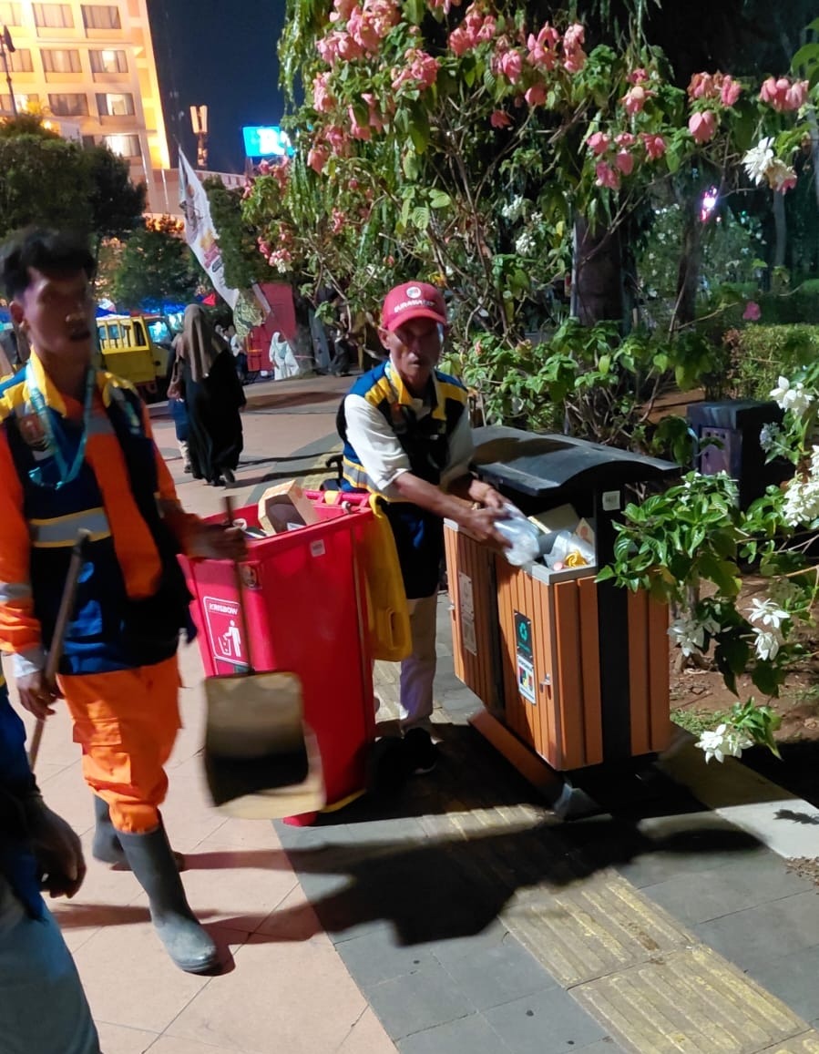 Wali Kota Semarang Agustina Wilujeng pastikan Simpang Lima bersih usai pembukaan MTQ Nasional XXXI 2026. Puluhan petugas dan armada sampah dikerahkan.