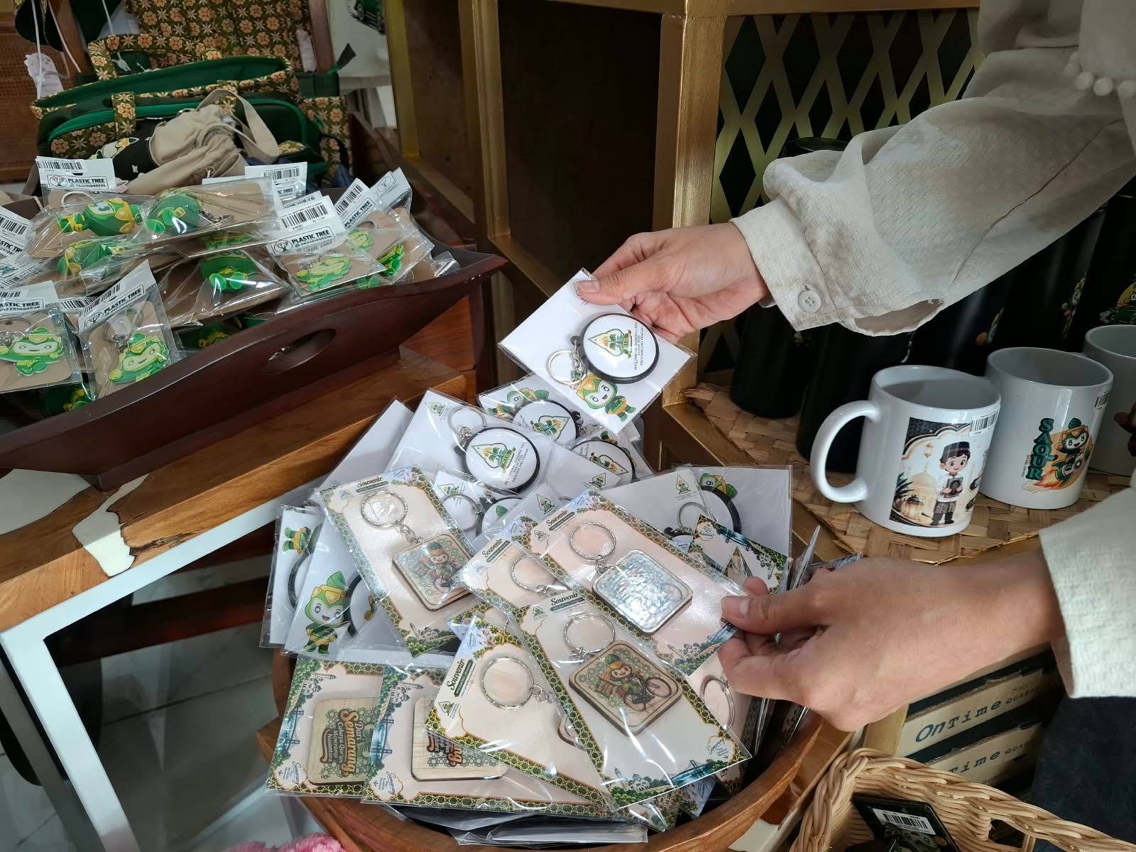 Berburu suvenir resmi MTQ Nasional XXXI 2026 di Dekranasda Store Jateng. Ada maskot Saqur, kaus, hingga kerajinan IKM dengan harga mulai Rp8.000.