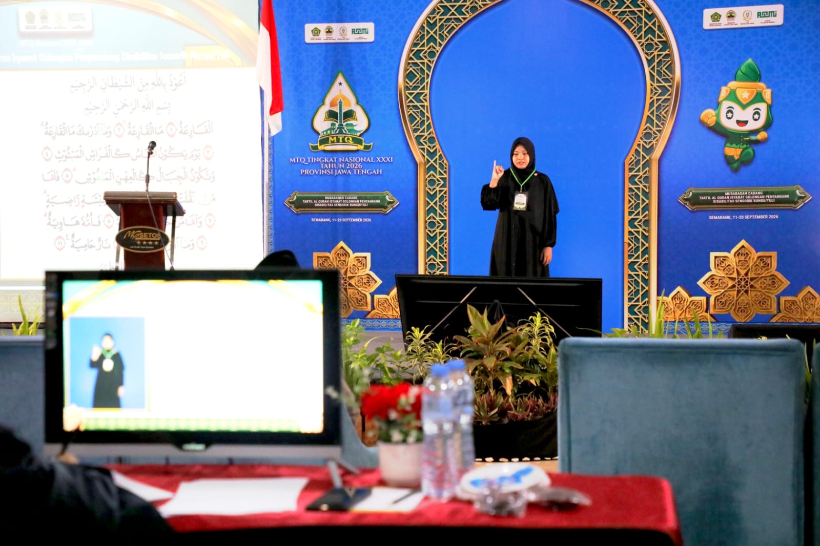 Momen hening penuh haru di MTQ Nasional XXXI Semarang. Intip aksi inspiratif para peserta tuli saat melantunkan Al-Qur'an lewat bahasa isyarat.