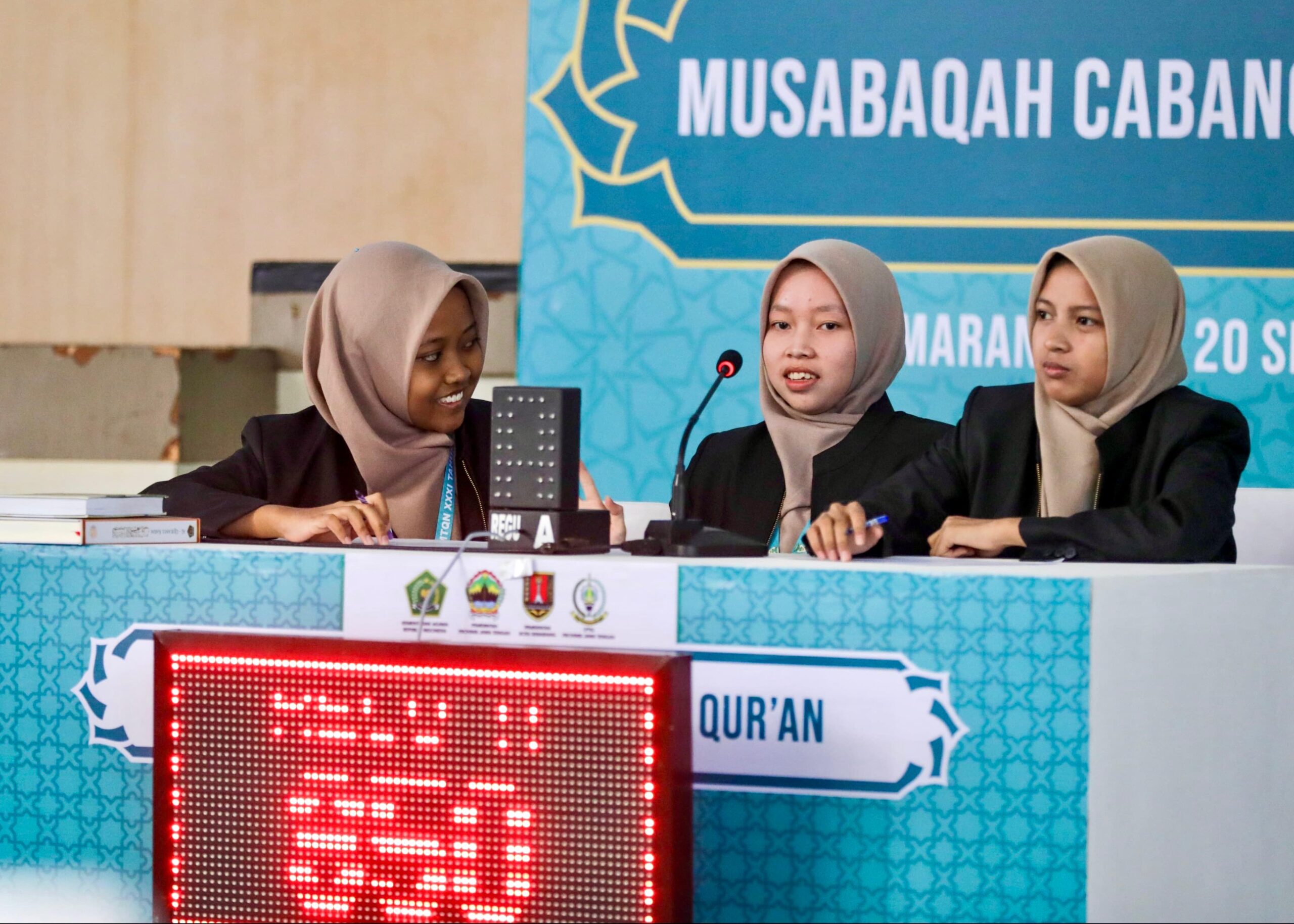Gubernur Jateng Ahmad Luthfi menyaksikan langsung perjuangan kafilah Jawa Tengah cabang Fahmil Al-Qur’an putri di MTQ Nasional XXXI 2026 hingga lolos semifinal.