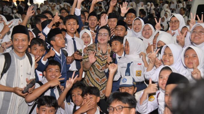 Pembukaan MTQ Nasional XXXI di Semarang pecahkan rekor MURI lewat Gema Mars yang diikuti 288.219 peserta. Walikota Agustina puji kerukunan warga.