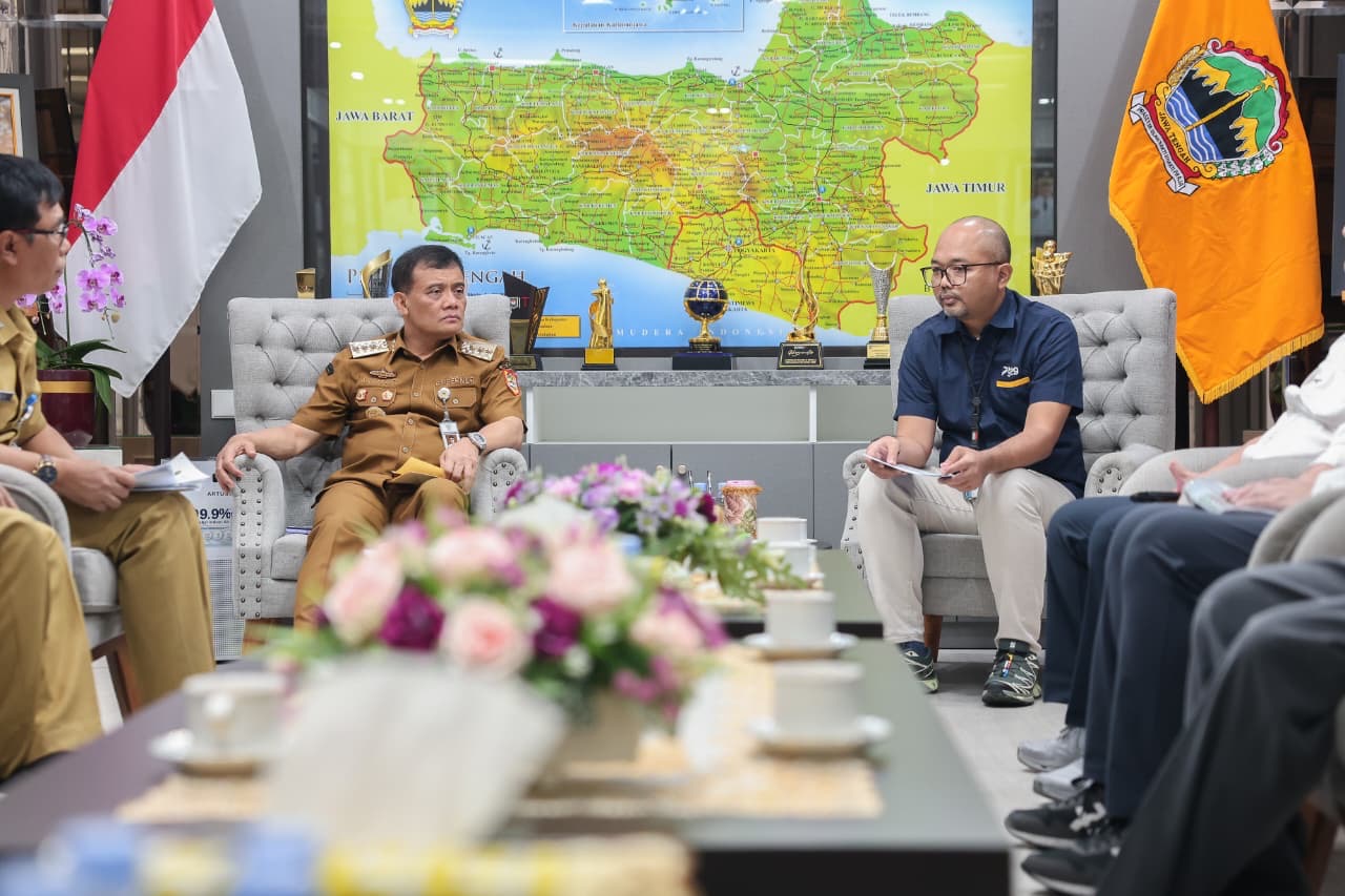 Stok beras di Jawa Tengah surplus 1,5 juta ton, tetapi harga di tingkat pengecer justru naik. Gubernur Ahmad Luthfi instruksikan Satgas dan Bulog lakukan intervensi pasar.