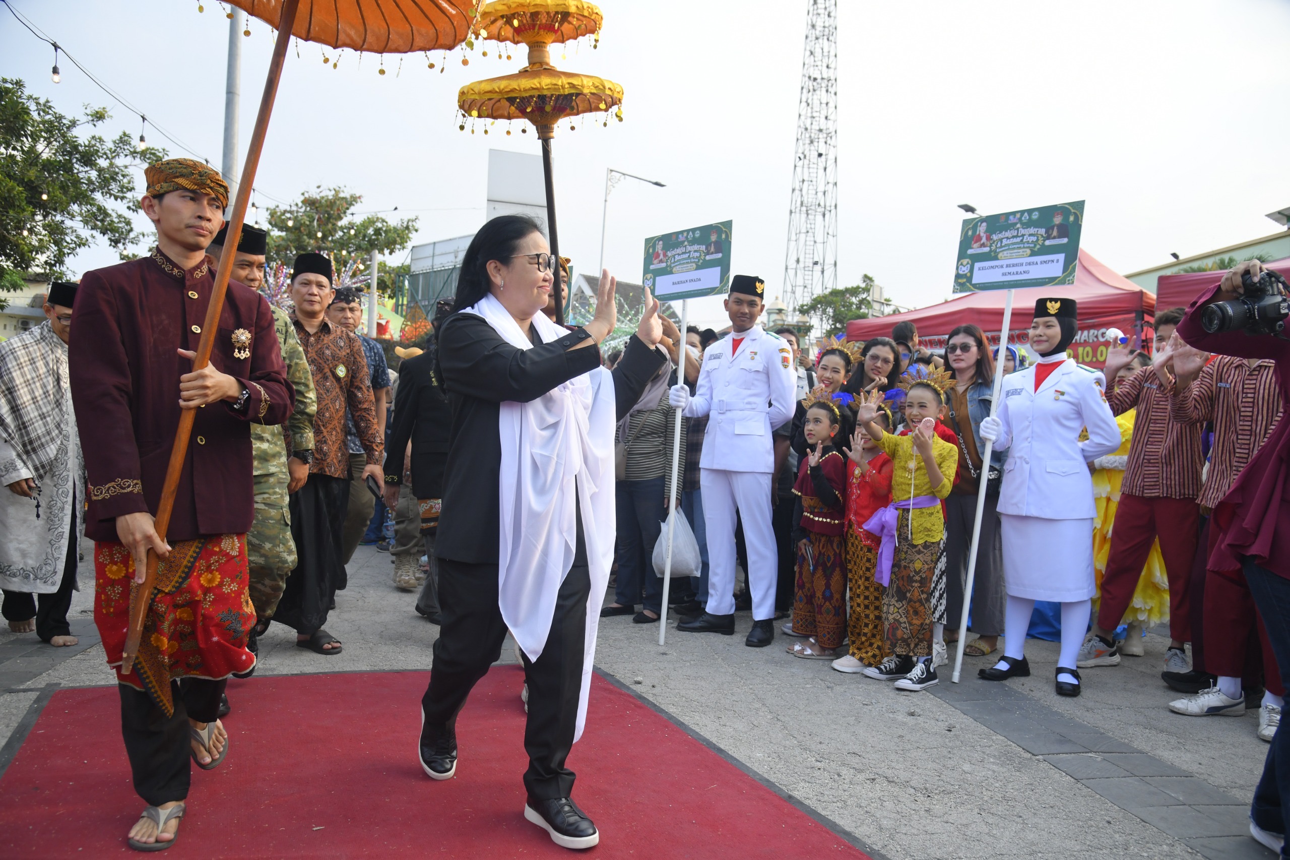 Wali Kota Semarang Agustina Wilujeng mengenalkan tradisi Nostalgia Dugderan dan Roti Ganjel Rel kepada para kafilah MTQ Nasional XXXI 2026 di Alun-Alun Kauman.