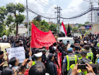 Ratusan warga Madura mendatangi Polresta Jogja mendesak penghentian proses hukum terhadap pengurus KMY terkait polemik kesepakatan jarak toko kelontong.