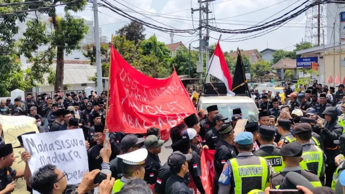 Ratusan warga Madura mendatangi Polresta Jogja mendesak penghentian proses hukum terhadap pengurus KMY terkait polemik kesepakatan jarak toko kelontong.