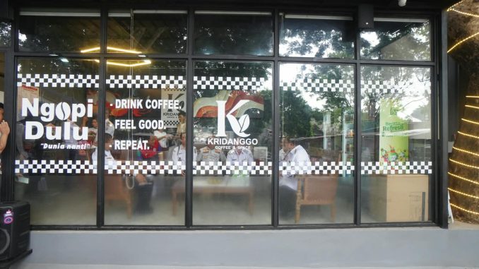 Wali Kota Salatiga dr. Robby Hernawan resmi meluncurkan Kridanggo Coffee & Space di Stadion Kridanggo untuk menggerakkan ekonomi lokal dan memberdayakan UMKM muda. Wali Kota Salatiga dr. Robby Hernawan resmi meluncurkan Kridanggo Coffee & Space di Stadion Kridanggo untuk menggerakkan ekonomi lokal dan memberdayakan UMKM muda.