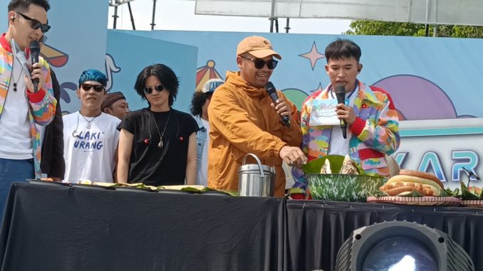 Karnaval SCTV Batang tak hanya jadi hiburan gratis, tapi juga mendongkrak omzet UMKM hingga 50 persen. Bupati Batang ikut kenalkan kuliner legendaris!