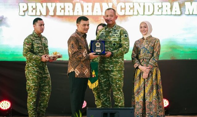 Gubernur Ahmad Luthfi menyambut Pangdam IV/Diponegoro baru, Mayjen TNI Sudaryanto, serta menekankan pentingnya sinergi Forkopimda untuk kemajuan Jateng. Gubernur Ahmad Luthfi menyambut Pangdam IV/Diponegoro baru, Mayjen TNI Sudaryanto, serta menekankan pentingnya sinergi Forkopimda untuk kemajuan Jateng.