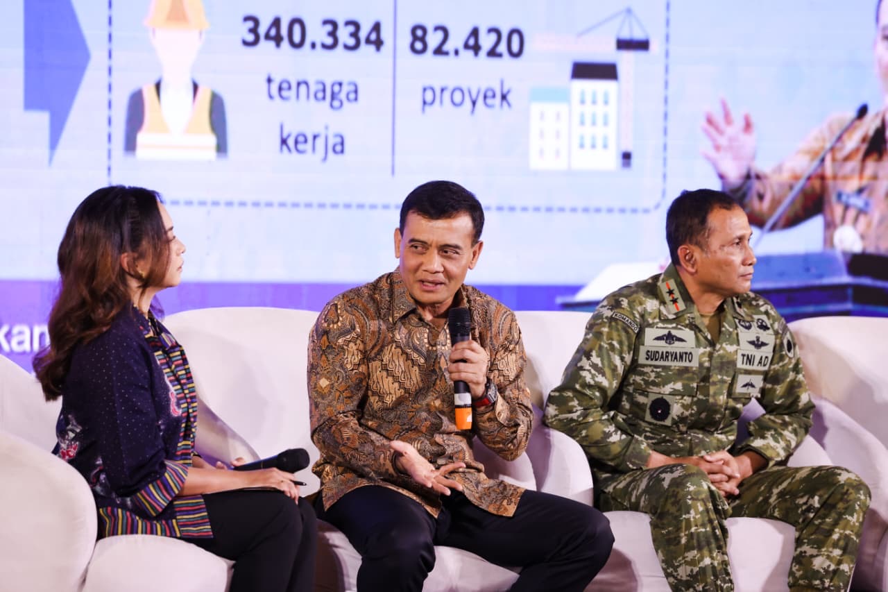 Gubernur Ahmad Luthfi sukses pacu ekonomi Jawa Tengah dan raih penghargaan investasi 2026. Realisasi investasi kuartal III tembus Rp72,54 triliun.
