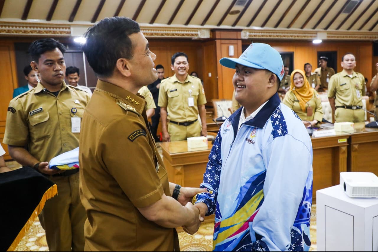 Pj Gubernur Jateng Ahmad Luthfi melepas kontingen SoIna Jawa Tengah untuk ajang Pesonas II 2026 di NTT. Targetkan raih kembali prestasi gemilang!
