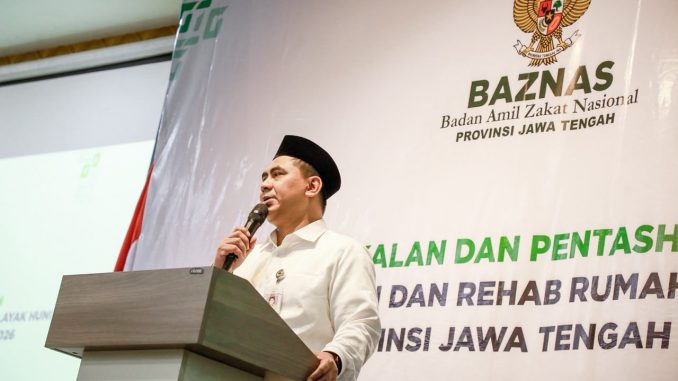 43846c01-22a5-48bf-a317-6abfbab677bf Taj Yasin Maimoen menegaskan peran santri saat ini fokus pada kesejahteraan masyarakat, salah satunya lewat bantuan RTLH dan jambanisasi dari Baznas Jateng.