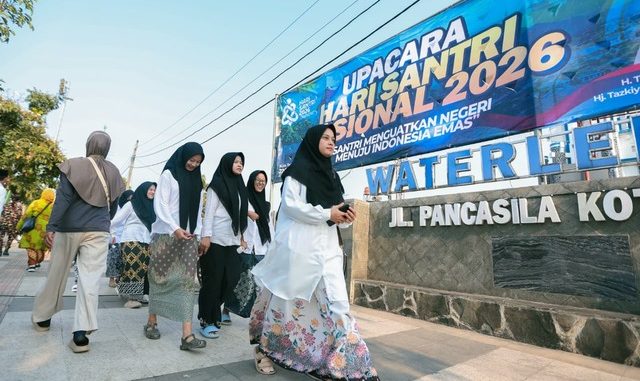 Gubernur Jateng Ahmad Luthfi mengajak 555 ribu santri terlibat aktif mengentaskan kemiskinan dan memperkuat kemandirian ekonomi pada HSN 2026. Gubernur Jateng Ahmad Luthfi mengajak 555 ribu santri terlibat aktif mengentaskan kemiskinan dan memperkuat kemandirian ekonomi pada HSN 2026.