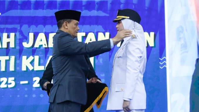 Gubernur Jateng Ahmad Luthfi melantik Mahanni Yulindha Pratiwi sebagai Wakil Bupati Klaten. Fokus utama: atasi kemiskinan dan tingkatkan soliditas.