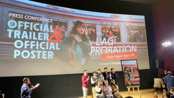 Intip trailer dan poster film Lagi Probation: Kerja Ngejar Apa Sih? yang dibintangi Aurora Ribero. Simak sinopsis, jajaran pemain, dan tanggal tayang bioskop di sini.