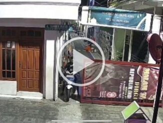 Polisi menangkap YA (37), maling motor di Surabaya yang menggasak 36 unit dalam 7 bulan. Pelaku mengaku membayar Rp 2,7 juta ke dukun dan diberi pantangan hari.