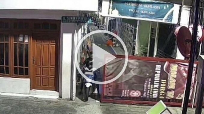 Polisi menangkap YA (37), maling motor di Surabaya yang menggasak 36 unit dalam 7 bulan. Pelaku mengaku membayar Rp 2,7 juta ke dukun dan diberi pantangan hari.
