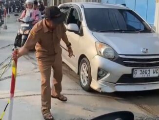 Oknum ASN di Kota Pekalongan terancam sanksi disiplin usai nekat menerobos jalan yang baru selesai dicor menggunakan mobil. Simak kronologi dan aturan hukumnya di sini.