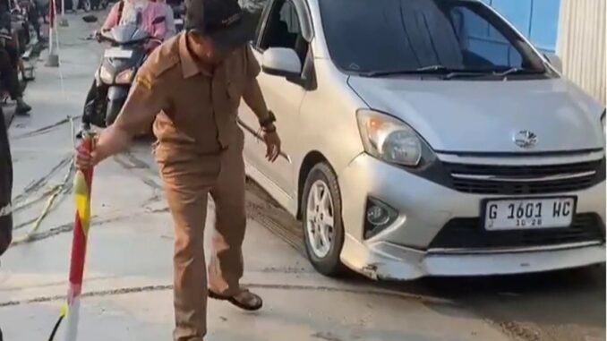 Oknum ASN di Kota Pekalongan terancam sanksi disiplin usai nekat menerobos jalan yang baru selesai dicor menggunakan mobil. Simak kronologi dan aturan hukumnya di sini.