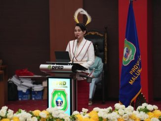 Aksi Gubernur Malut Sherly Tjoanda mematikan mikrofon saat Rapat Paripurna DPRD viral. Dipicu persoalan utang daerah Rp1 triliun dan aturan rapat.