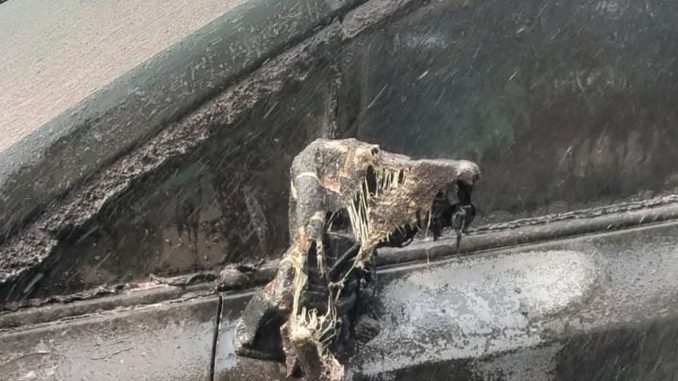 Sebuah mobil listrik terbakar di depan Gereja Kalam Kudus Solo usai trafo PLN meledak dan menumpahkan oli panas. Simak kronologi selengkapnya di sini!