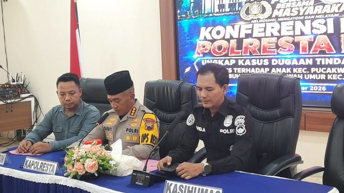 Polresta Pati menangkap pria asal Blora pelaku sodomi santri di kamar mandi masjid. Polisi kini mendalami dugaan aksi serupa di wilayah lain. Polresta Pati menangkap pria asal Blora pelaku sodomi santri di kamar mandi masjid. Polisi kini mendalami dugaan aksi serupa di wilayah lain.
