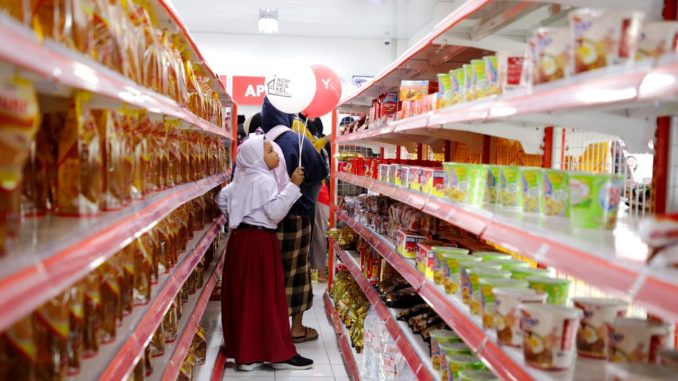 Kopdes Merah Putih Desa Pandeyan, Boyolali, diserbu warga karena menjual sembako murah, gas LPG Rp16.000, pupuk bersubsidi, hingga produk UMKM lokal.
