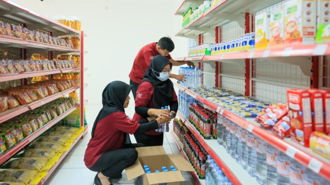 Menko Pangan Zulkifli Hasan dan Gubernur Jateng Ahmad Luthfi meninjau operasional Koperasi Merah Putih di Sukoharjo. Sebanyak 8.523 koperasi terbentuk di Jateng.