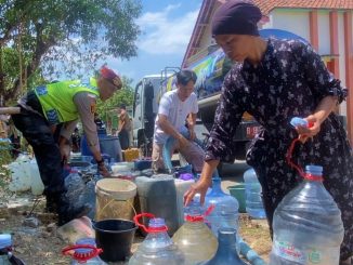 Sambut HUT Humas Polri ke-75, Polres Pemalang salurkan 12.000 liter air bersih untuk warga Desa Kwasen yang terdampak kekeringan selama 7 bulan.