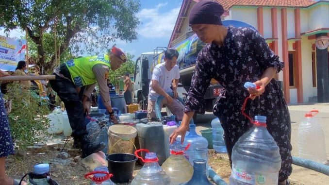 Sambut HUT Humas Polri ke-75, Polres Pemalang salurkan 12.000 liter air bersih untuk warga Desa Kwasen yang terdampak kekeringan selama 7 bulan.