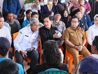 Dampingi Wapres Gibran kunjungi Cilacap, Sekda Jateng Sumarno catat aspirasi warga terkait BBM nelayan, minyak jelantah, dan tanah penghayat.