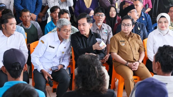 Dampingi Wapres Gibran kunjungi Cilacap, Sekda Jateng Sumarno catat aspirasi warga terkait BBM nelayan, minyak jelantah, dan tanah penghayat.