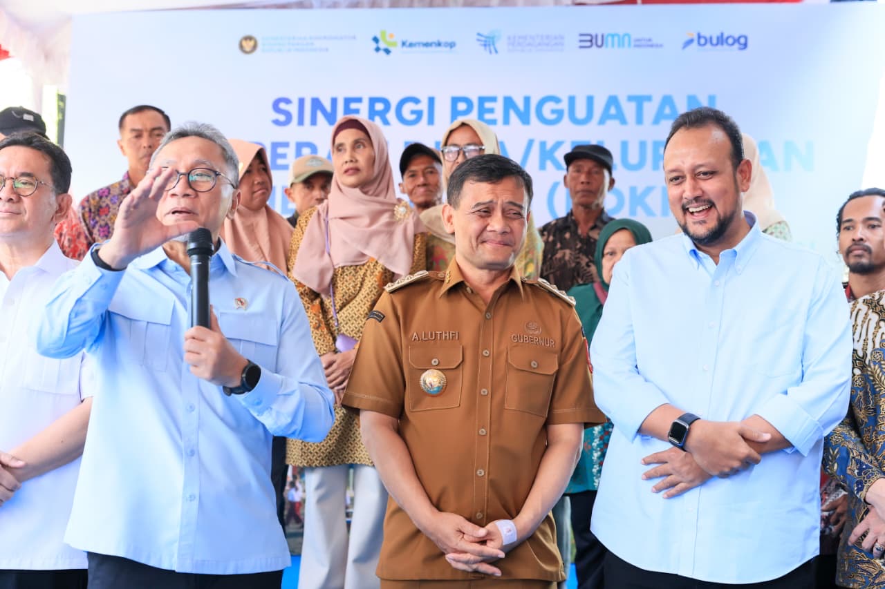 Menko Pangan Zulkifli Hasan dan Gubernur Jateng Ahmad Luthfi meninjau operasional Koperasi Merah Putih di Sukoharjo. Sebanyak 8.523 koperasi terbentuk di Jateng.
