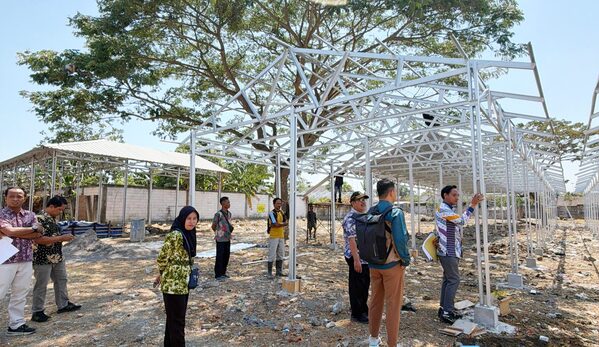 Progres pembangunan tempat relokasi pedagang Pasar Rembang tembus 56%. Pihak Dindagkop UKM masih menunggu kepastian anggaran APBN sebelum pemindahan.