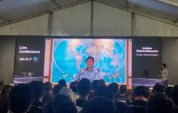 Hashim Djojohadikusumo mundur dari Komut WIFI (Surge). Pengamat menilai proyek Internet Rakyat dan spektrum 1,4 GHz tetap berlanjut sesuai komitmen perizinan.