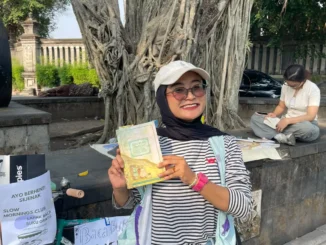 Berawal dari hobi membaca, Destyn Ayu (24) menghadirkan perpustakaan keliling gratis naik sepeda onthel di Solo untuk tingkatkan literasi anak muda.