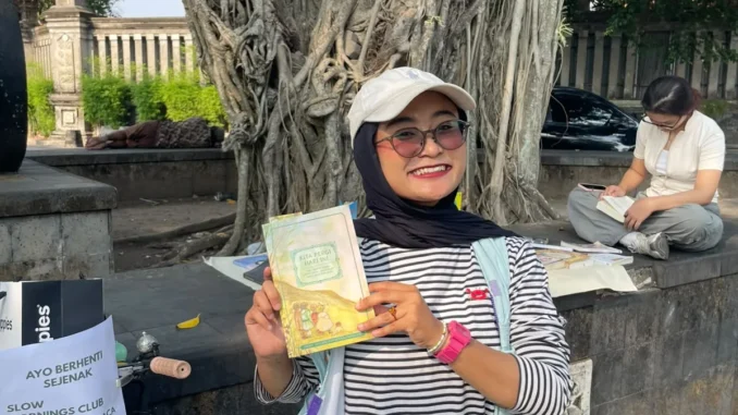 Berawal dari hobi membaca, Destyn Ayu (24) menghadirkan perpustakaan keliling gratis naik sepeda onthel di Solo untuk tingkatkan literasi anak muda. Berawal dari hobi membaca, Destyn Ayu (24) menghadirkan perpustakaan keliling gratis naik sepeda onthel di Solo untuk tingkatkan literasi anak muda.